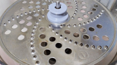 та самая терка - драчка )) Мыть ее кстати тоже муторно - в эти дырочки забиваются волокна картофеля - пришлось зубочисткой каждую очищать та самая терка - драчка )) Мыть ее кстати тоже муторно - в эти дырочки забиваются волокна картофеля - пришлось зубочисткой каждую очищать