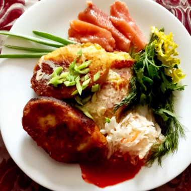 Картофельные зразы подавались с малосольной горбушей и домашней квашеной капустой.
Домочадцы довольны) Картофельные зразы подавались с малосольной горбушей и домашней квашеной капустой.
Домочадцы довольны)