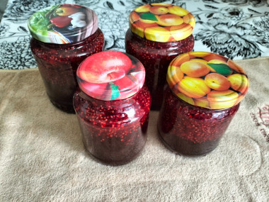 На 1,7 кг малину у меня получились: две штуки 0,7 литров и две 0,5 литров варенья На 1,7 кг малину у меня получились: две штуки 0,7 литров и две 0,5 литров варенья