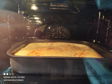 Вот он поднялся, потом появилась корочка.. Ну и я начал извлекать его из духовки... Вот он поднялся, потом появилась корочка.. Ну и я начал извлекать его из духовки...