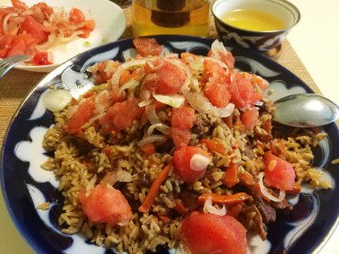 И как принято в Узбекистане, к плову нужен лёгкий салатик из помидор и тонко нарезанного лука И как принято в Узбекистане, к плову нужен лёгкий салатик из помидор и тонко нарезанного лука