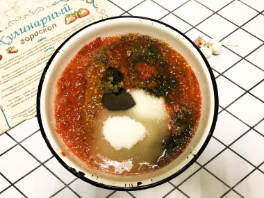 На 2 кг помидоров добавляю 5-6 луковиц, по пучку петрушки и укропа, 1 ст. сахара, 1,5 ст. л. соли, 0,5 ч. л. черного молотого перца. В конце варки добавляю 5 зубчиков чеснока и 1 ч. л. уксусной эссенции. На 2 кг помидоров добавляю 5-6 луковиц, по пучку петрушки и укропа, 1 ст. сахара, 1,5 ст. л. соли, 0,5 ч. л. черного молотого перца. В конце варки добавляю 5 зубчиков чеснока и 1 ч. л. уксусной эссенции.