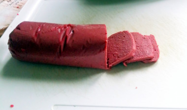 Колбаса из курицы с желатином и свекольным соком Колбаса из курицы с желатином и свекольным соком