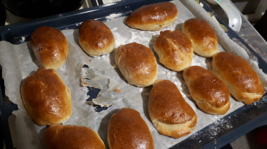 Один сразу стащила, не удержалась. Складки получились, потому что тесто сдобу надо правильно отрывать от основной массы, выкручивать гульки, не складывать в складки на видных местах,первый опыт, что уж тут сказать. Один сразу стащила, не удержалась. Складки получились, потому что тесто сдобу надо правильно отрывать от основной массы, выкручивать гульки, не складывать в складки на видных местах,первый опыт, что уж тут сказать.