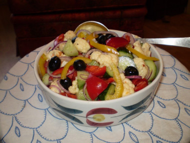 В этом салате всё, что я люблю : цветная капуста, маслины, перец (хорошо,если разного цвета), помидоры,огурчики, лук синий(ошпарить кипятком) - всё щедро заливается соусом : соль, мёд, лимонный сок, оливковое масло, горчица английская сладкая с зёрнышками...