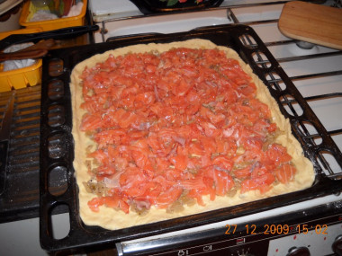 1. Пирог с лососем или форелью : свежее филе рыбы нарезать пластинками, посолить, отставить просолиться.
2. Много лука поджарить до прозрачности ( посолить, поперчить, посахарить ), остудить.