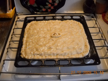 Тесто, кто к какому привык...У меня дрожжевое : подмороженное масло или маргарин на крупной тёрке натирается в муку, ладонями перетирается в крошку. В стакане : яйцо,сахар,соль,пакетик дрожжей взбить вилкой, долить до верха тёплой водой или молоком, перемешать. Влить в серединку муки и сначала ложкой, а потом руками замесить мягкий комок теста. Прикрыть минут на 40.