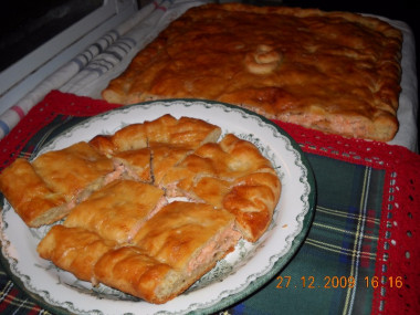 Время никогда не замечала - духовки у всех разные. У меня всегда мало теста и много начинки - во всех пирогах, так что если румяный, значит уже готов.