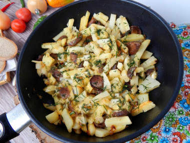 Жареный картофель со свежими опятами и луком
