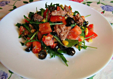 Диетический салат с тунцом и овощами