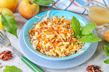 Салат с капустой и грецкими орехами с медовой заправкой Салат с капустой и грецкими орехами с медовой заправкой