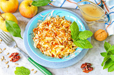 Салат с капустой и грецкими орехами с медовой заправкой Салат с капустой и грецкими орехами с медовой заправкой