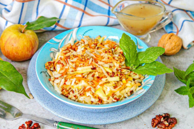 Салат с капустой и грецкими орехами с медовой заправкой Салат с капустой и грецкими орехами с медовой заправкой