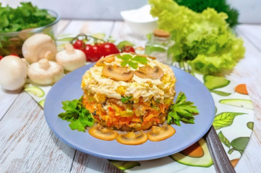 Сытный осенний салат с курицей и грибами Сытный осенний салат с курицей и грибами