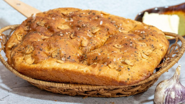 Хлеб Фокачча с пряными травами и чесноком по-итальянски