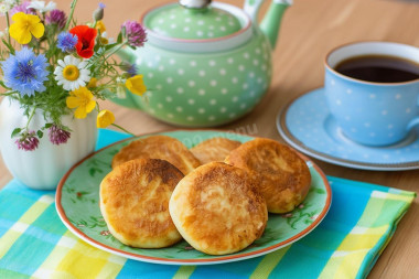 Классические сырники из творога на сковороде Классические сырники из творога на сковороде