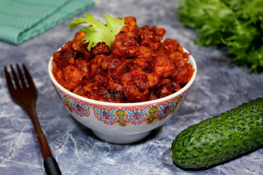 Соевое мясо с луком и томатной пастой Соевое мясо с луком и томатной пастой