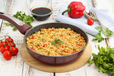 Рис с овощами и соевым соусом на сковороде Рис с овощами и соевым соусом на сковороде