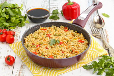 Рис с овощами и соевым соусом на сковороде Рис с овощами и соевым соусом на сковороде
