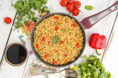 Рис с овощами и соевым соусом на сковороде Рис с овощами и соевым соусом на сковороде