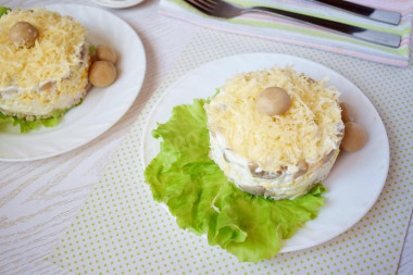 Салат курица с грибами и сыром слоями