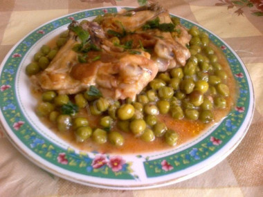 Тушеная курица с зеленым горошком луком и помидорами Тушеная курица с зеленым горошком луком и помидорами