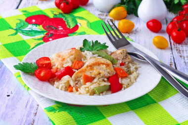 Рис с куриной грудкой и овощами в духовке