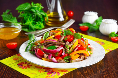 Теплый салат с говядиной болгарским перцем и овощами