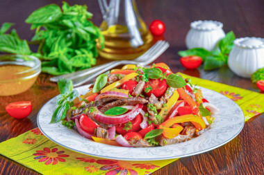 Теплый салат с говядиной болгарским перцем и овощами Теплый салат с говядиной болгарским перцем и овощами