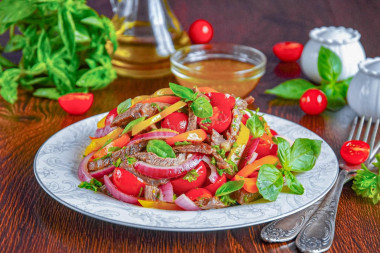 Теплый салат с говядиной болгарским перцем и овощами Теплый салат с говядиной болгарским перцем и овощами