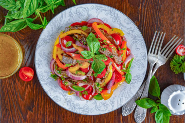 Теплый салат с говядиной болгарским перцем и овощами Теплый салат с говядиной болгарским перцем и овощами