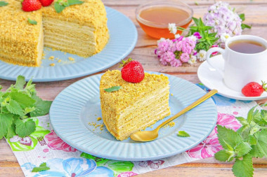 Классический медовый торт с воздушным медовым кремом Классический медовый торт с воздушным медовым кремом