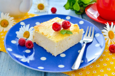 Творожная запеканка на муке и соде с изюмом и манкой Творожная запеканка на муке и соде с изюмом и манкой