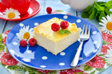Творожная запеканка на муке и соде с изюмом и манкой Творожная запеканка на муке и соде с изюмом и манкой