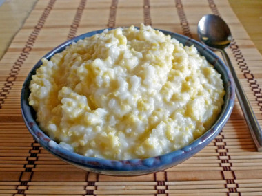 Сладкая каша пшенка рис на молоке со сливочным маслом