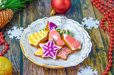 Новогодние имбирные пряники с глазурью Новогодние имбирные пряники с глазурью