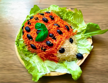 Салат Ежик с копченой колбасой и кукурузой Салат Ежик с копченой колбасой и кукурузой