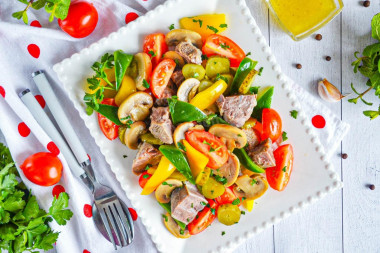Салат с мясом грибами и огурцами Салат с мясом грибами и огурцами