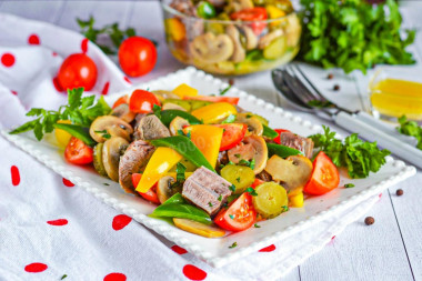 Салат с мясом грибами и огурцами Салат с мясом грибами и огурцами