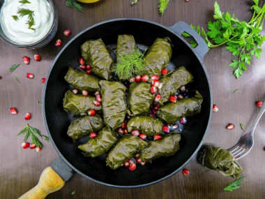 Классическая долма в виноградных листьях в кастрюле Классическая долма в виноградных листьях в кастрюле