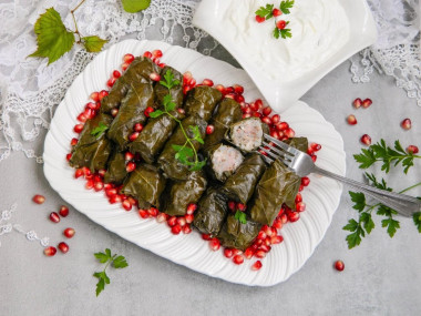 Классическая долма в виноградных листьях в кастрюле Классическая долма в виноградных листьях в кастрюле