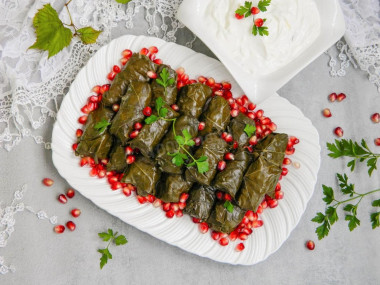 Классическая долма в виноградных листьях в кастрюле Классическая долма в виноградных листьях в кастрюле