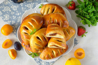 Булочки с повидлом из дрожжевого теста в духовке Булочки с повидлом из дрожжевого теста в духовке