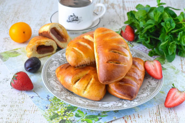 Булочки с повидлом из дрожжевого теста в духовке Булочки с повидлом из дрожжевого теста в духовке