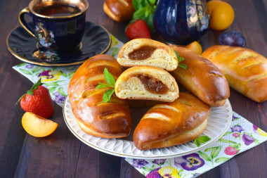 Булочки с повидлом из дрожжевого теста в духовке Булочки с повидлом из дрожжевого теста в духовке