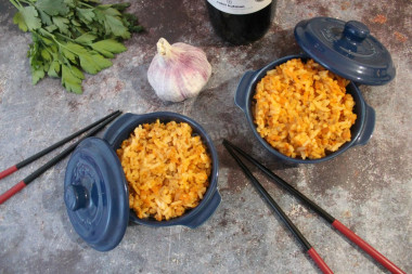 Тушеный рис с фаршем куркумой морковью и луком