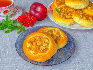 Ватрушки с яблоками из дрожжевого теста Ватрушки с яблоками из дрожжевого теста