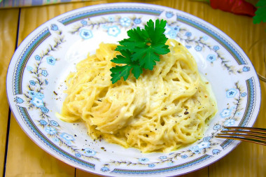 Спагетти с твердым сыром молоком и сливками