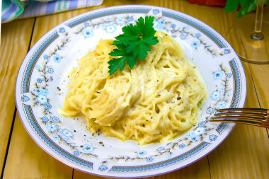 Спагетти с твердым сыром молоком и сливками