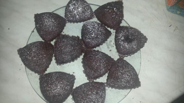 Кексы из теста с шоколадом и какао в формочках Кексы из теста с шоколадом и какао в формочках